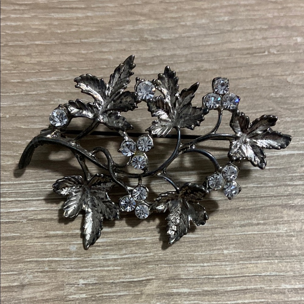 Vintage Elegant Silver Toned Leaf Brooch with Rhinestones